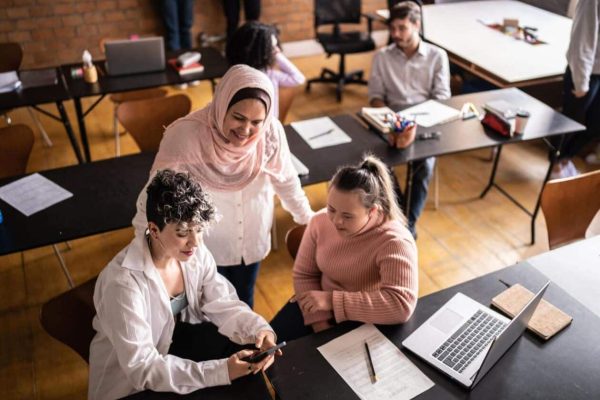 السماح للطالبة بالكتابة باستخدام الحاسوب